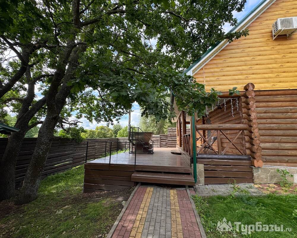 Сруб с баней и чаном на закрытой территории