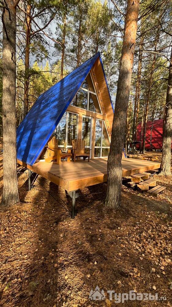 Дом с синей крышей