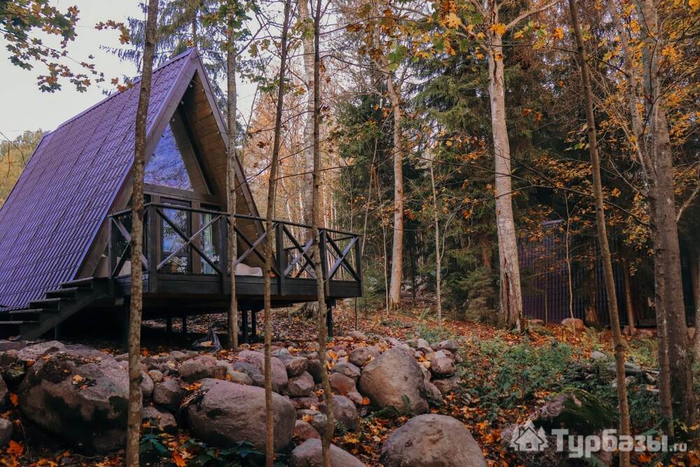 А-домик на склоне с панорамным видом на озеро